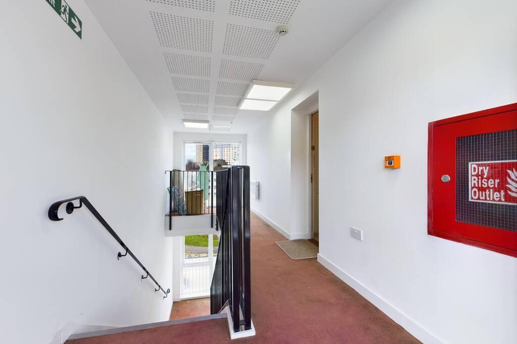 Chic City Centre Apartment With Allocated Parking Swansea Dış mekan fotoğraf